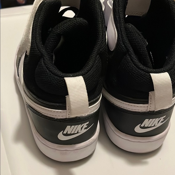 Nike Kids Black and White Shoes - Picture 3 of 7